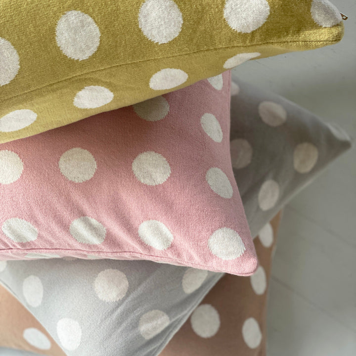 Astrid_pillows_4colors_closeup