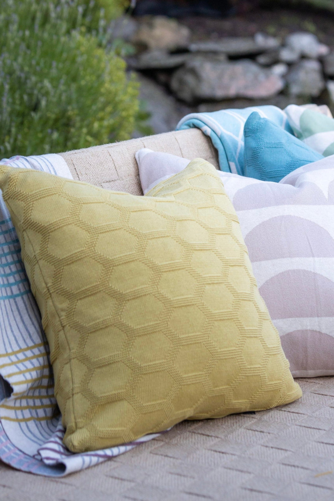 Herdis_oliven_Kamelia_beige_Herdis_seablue_pillows